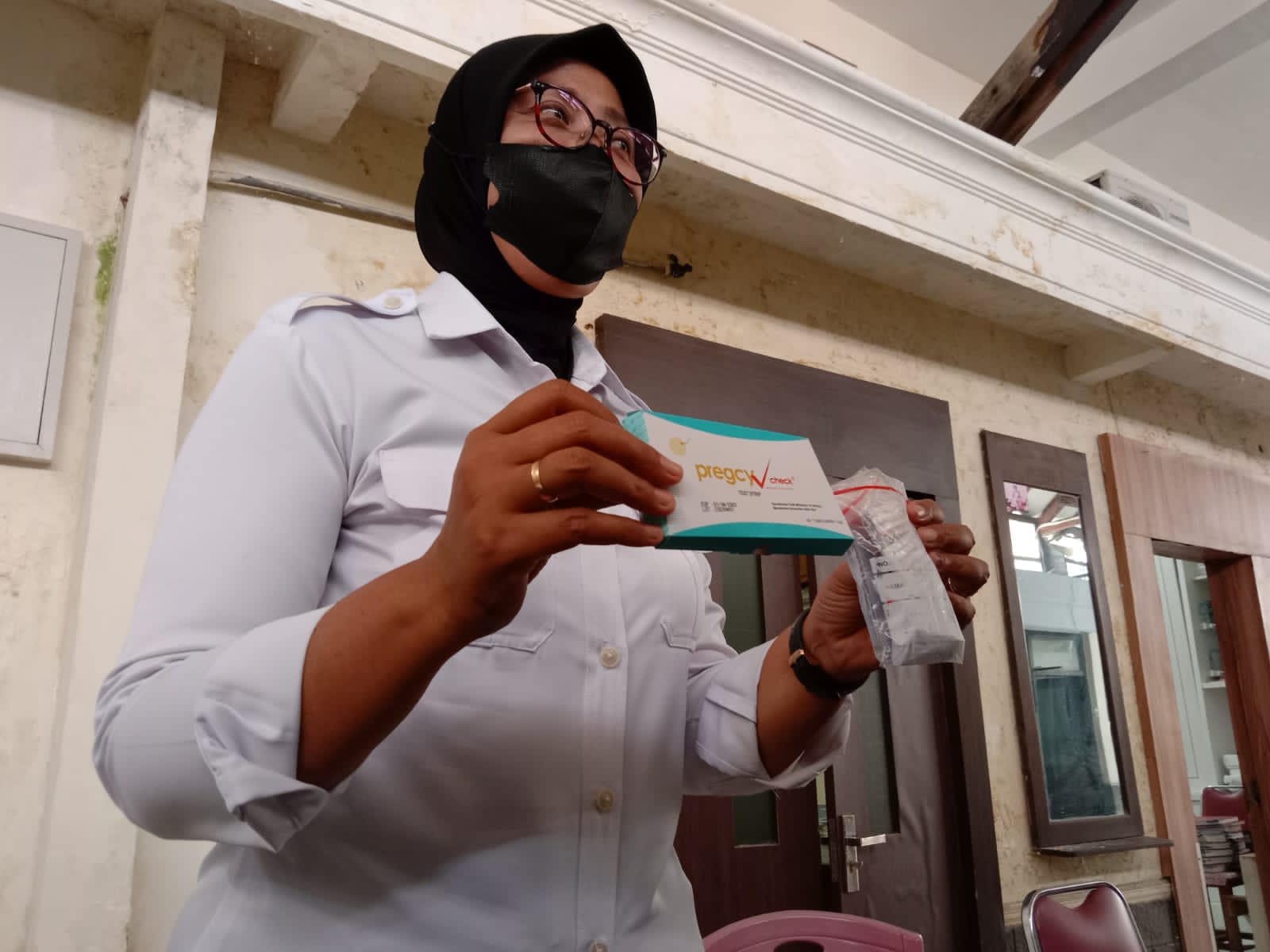 Kanit UPPA Polres Tulungagung, Iptu Retno Pujiarsih tunjukan barang bukti alat tes kehamilan dan obat pelancar datang bulan. (JP)