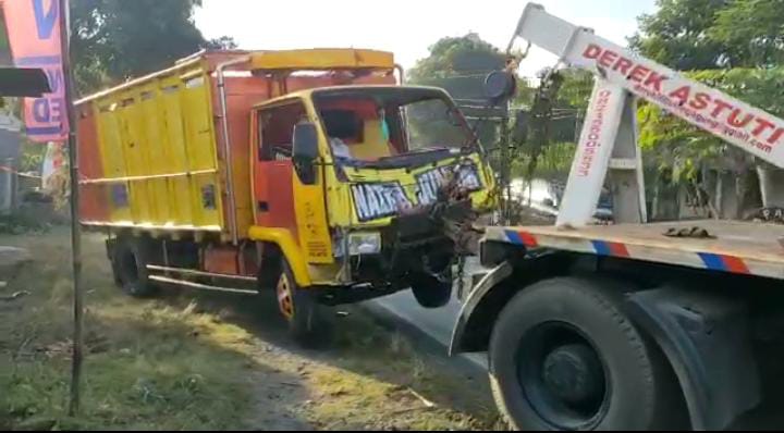 Truk yang terlibat kecelakaan saat diderek ke penampungan kendaraan laka lantas.
