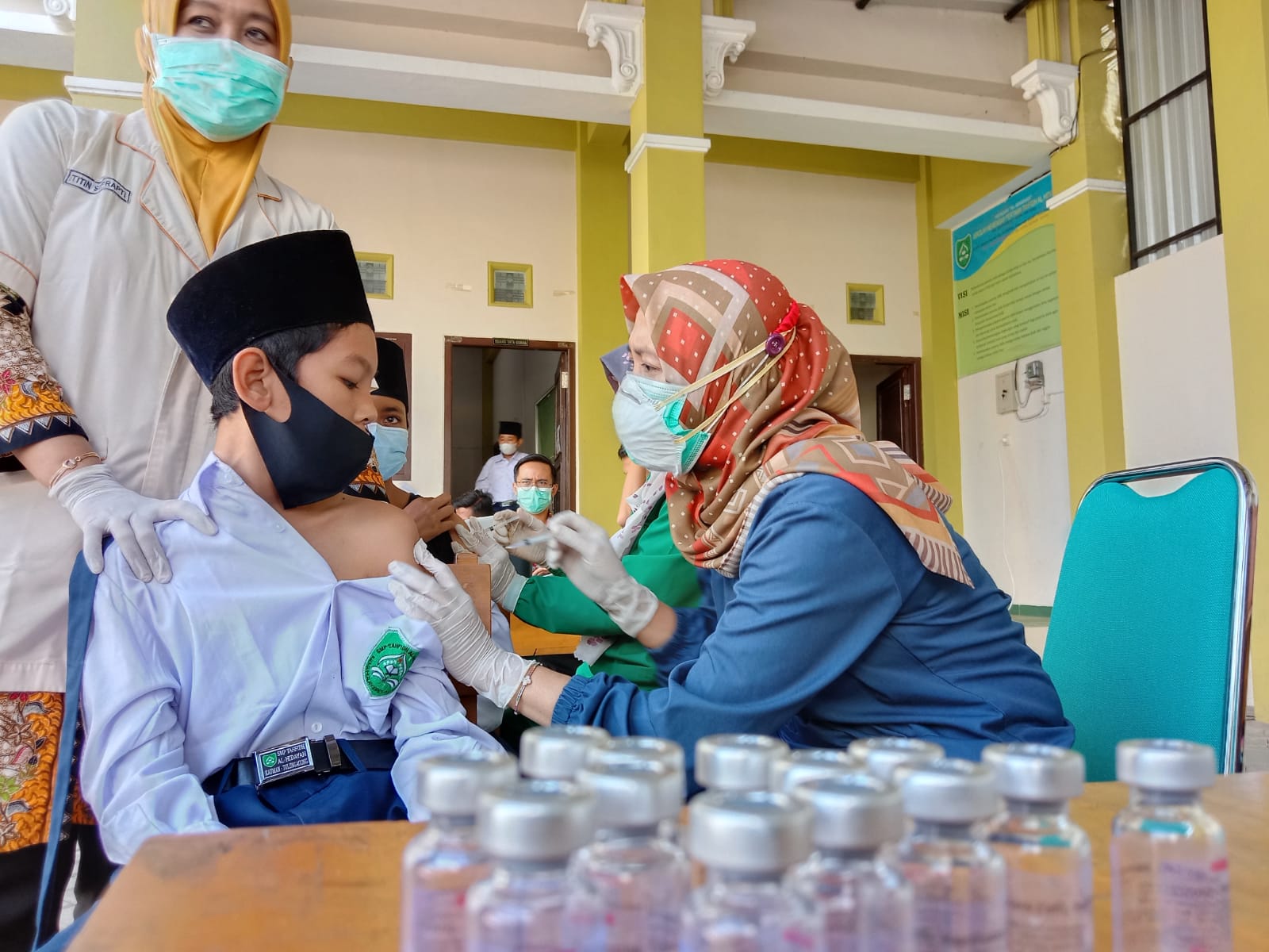Santri Ponpes Al-Manan Tulungagung saat disuntik vaksin Covid-19.