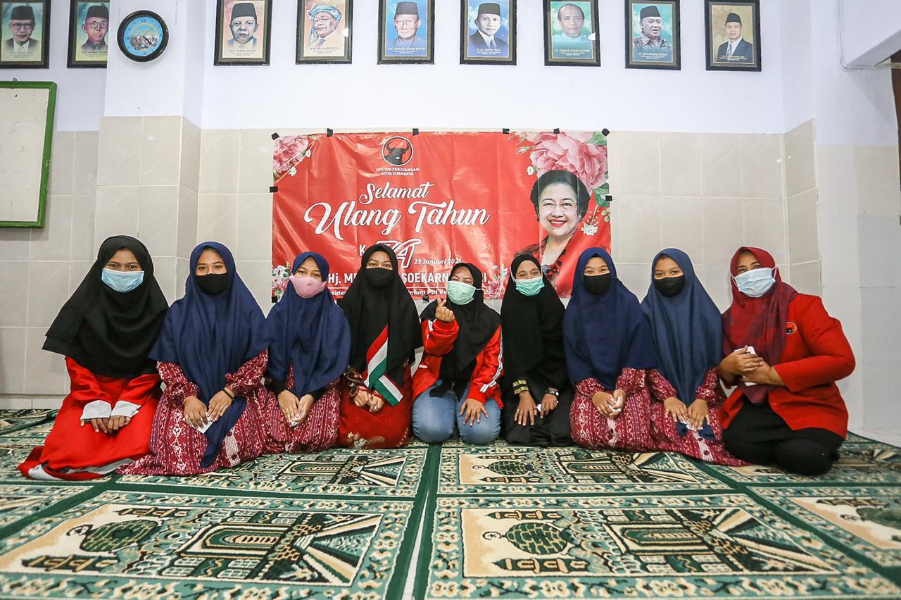 Ketua Komisi D DPRD Kota Surabaya, Khusnul Khotimah saat mengunjungi anak-anak.