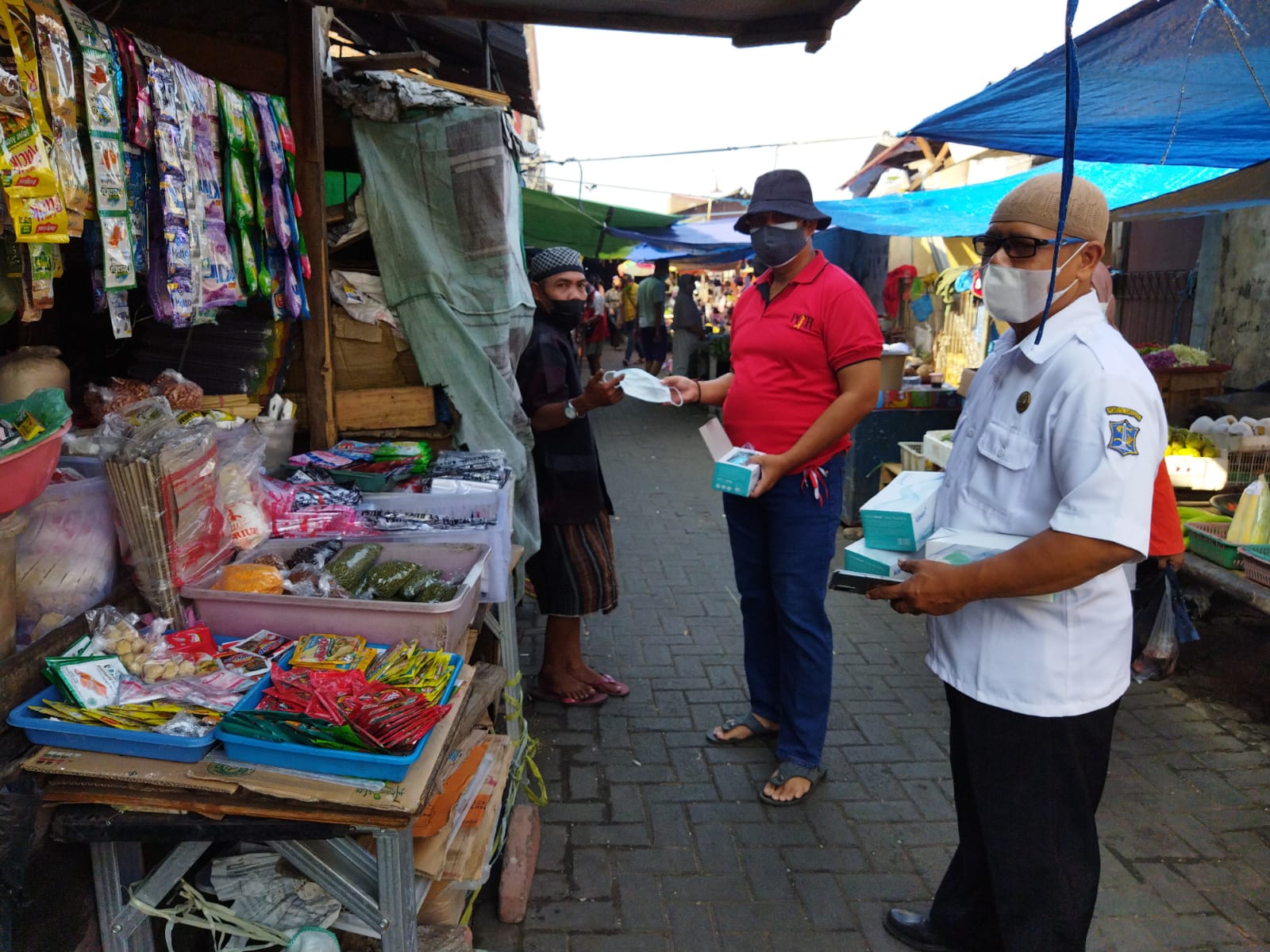 Suasana pembagian masker di Pasar Sikatan Manukan Wetan, Surabaya, oleh politisi PDIP Surabaya Wimbo Ernanto.