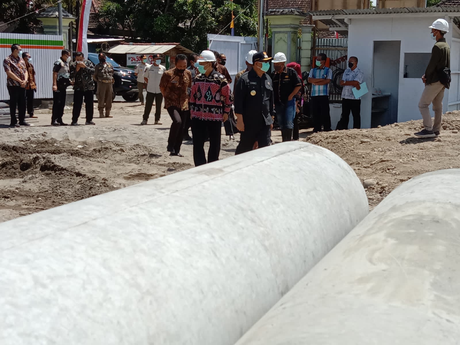 Bupati Tulungagung, Maryoto Birowo saat mendatangi lokasi pembangunan rumah sakit.