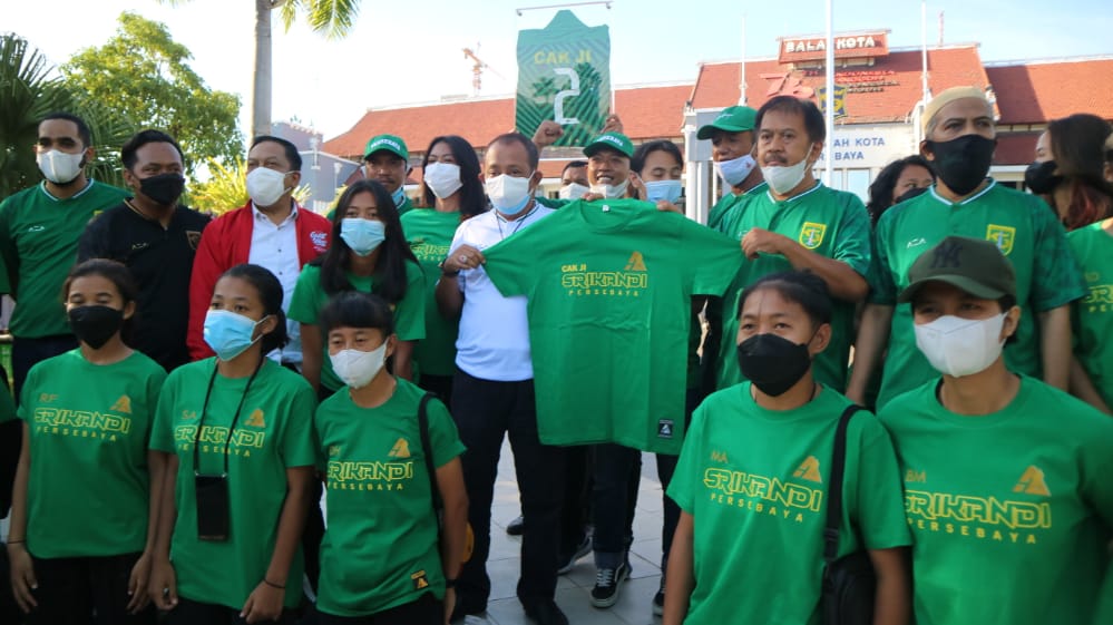 Wawali Surabaya Armuji bersama tim Persebaya Putri.