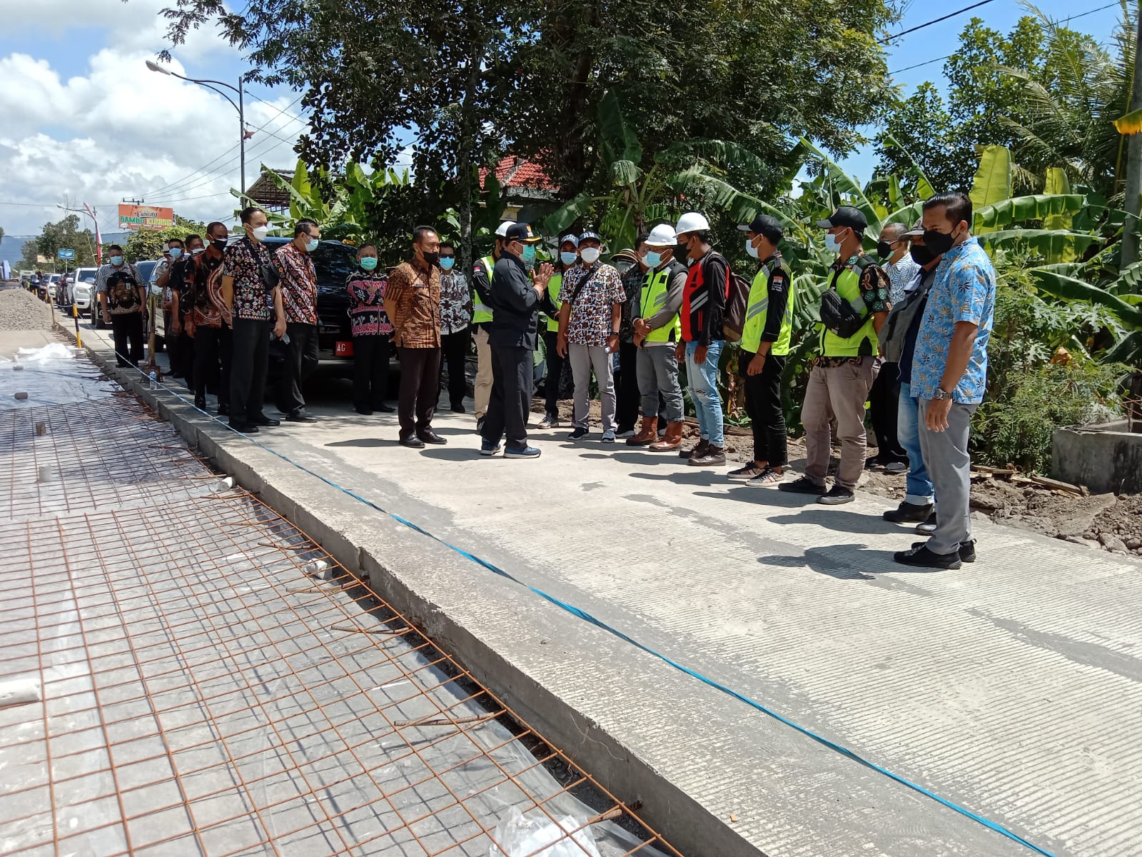 Bupati Tulungagung Maryoto Birowo berbincang dengan pelaksana proyek saat sidak pengerjaan ruas jalan Pakel - Bandung.