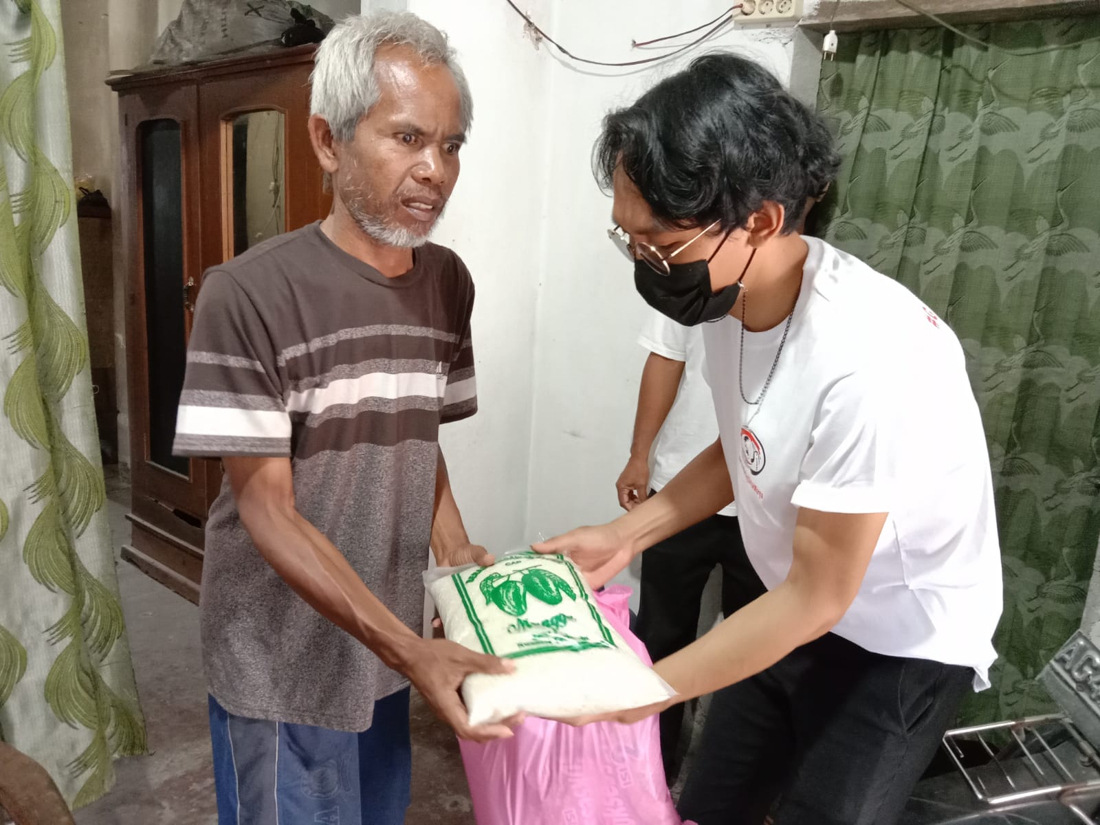 Ketua ESI Tulungagung, Aziz Mat’laul saat membagikan paket sembako bagi warga terdampak Covid-19.