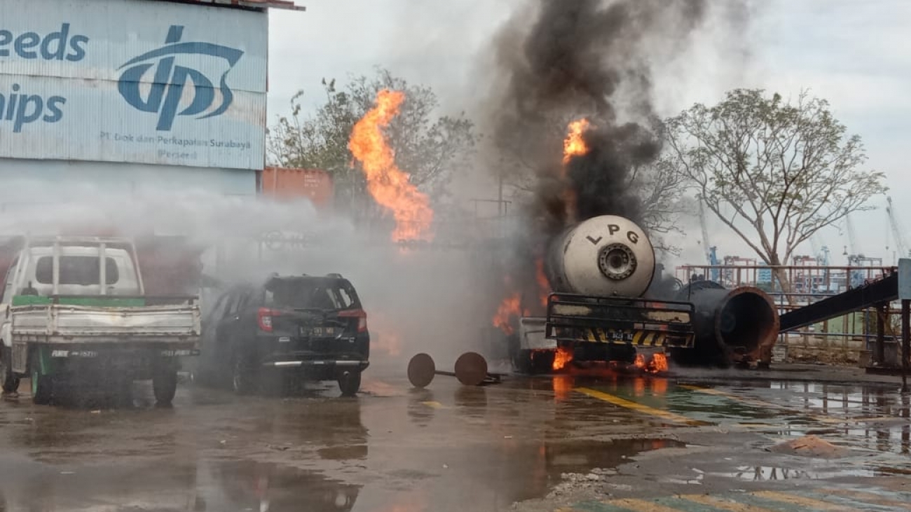 Petugas melakukam pemadaman truk yang terbakar.