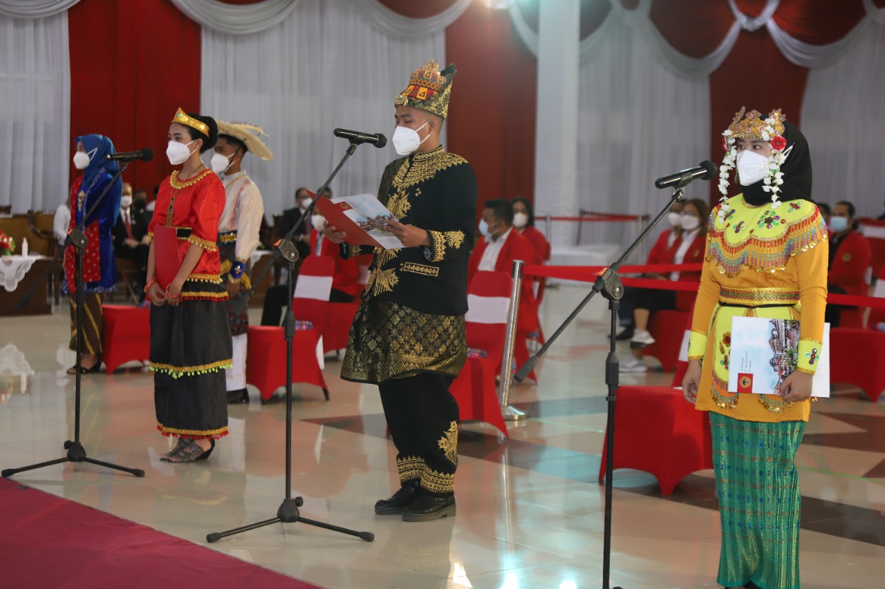 Suasana penyambutan 7perwakilan mahasiswa baru Untag Surabaya dengan memakai busana tradisional.