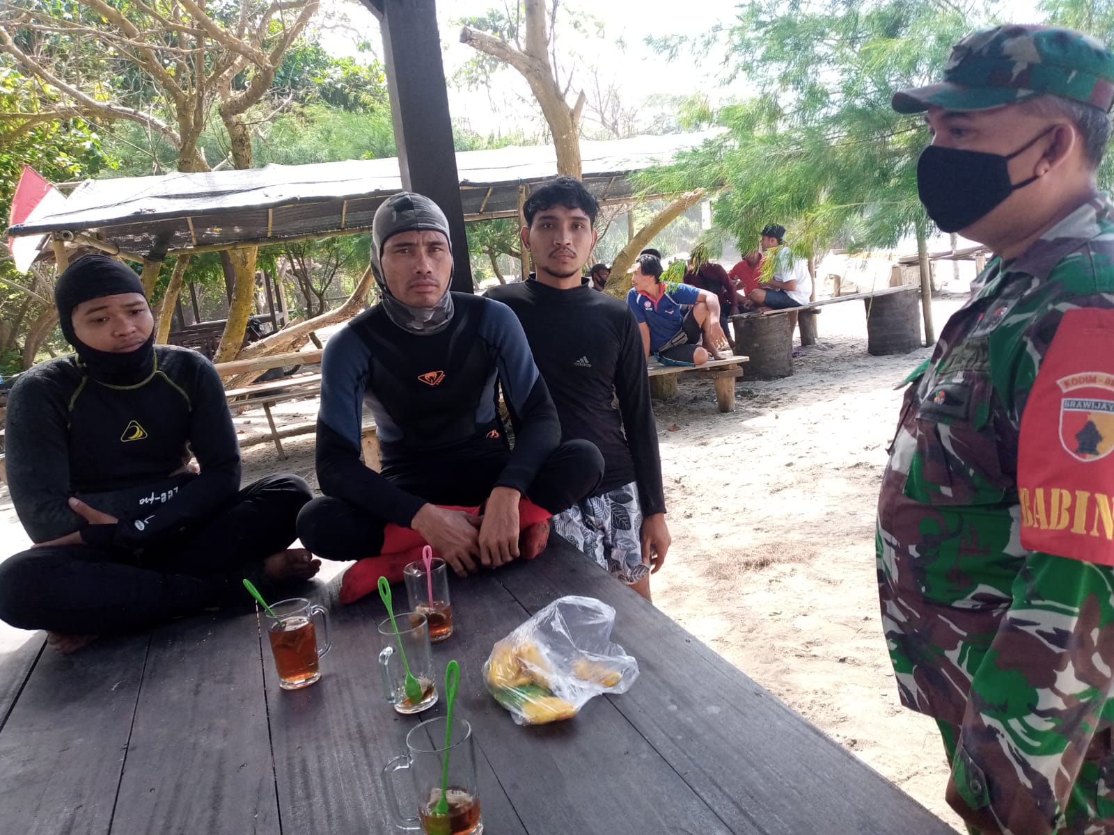 Ketiga nelayan selamat setelah diselamatkan oleh warga.