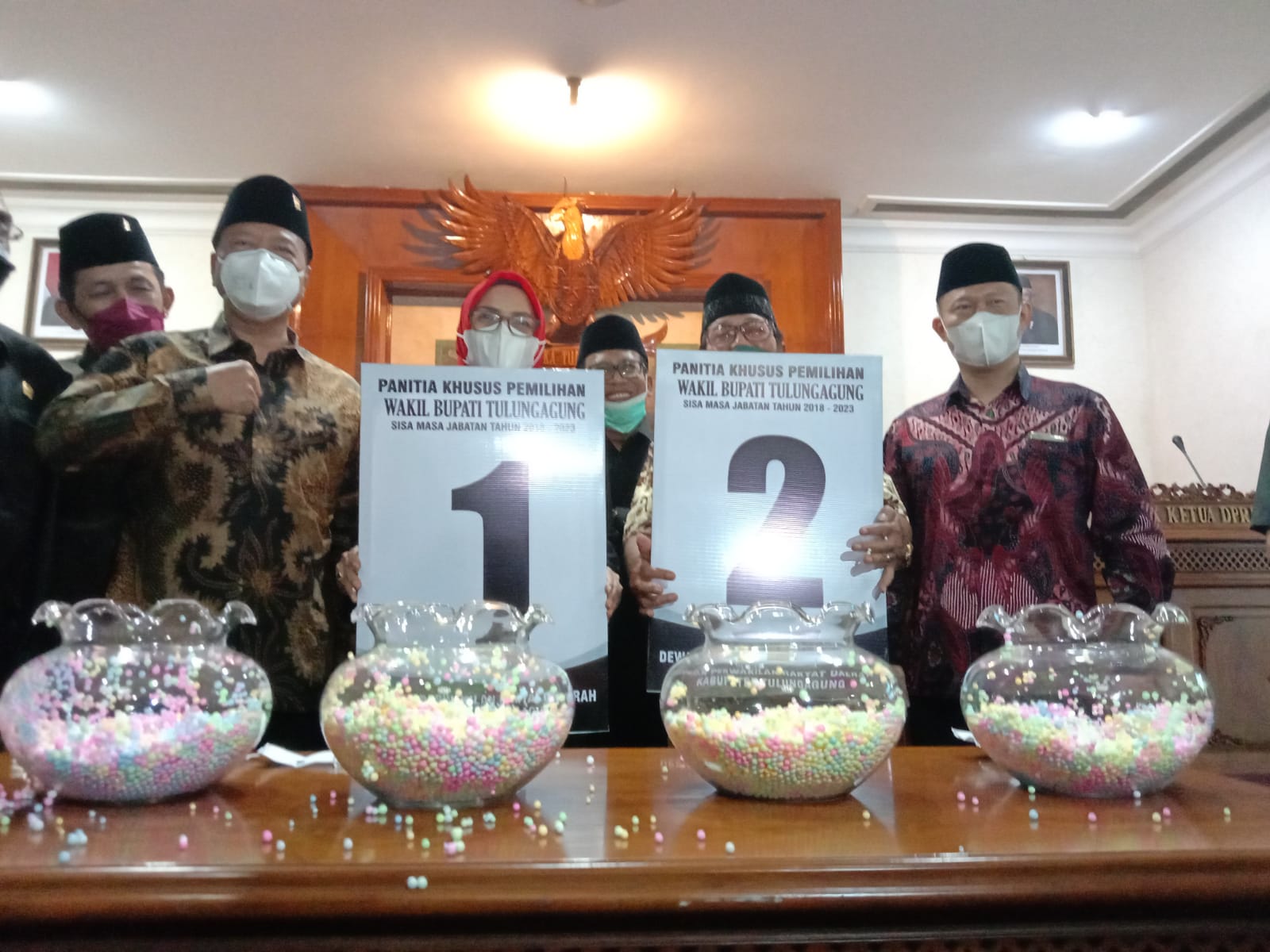Panitia pemilihan bupati Tulungagung saat menunjukan nomor urut pasangan calon