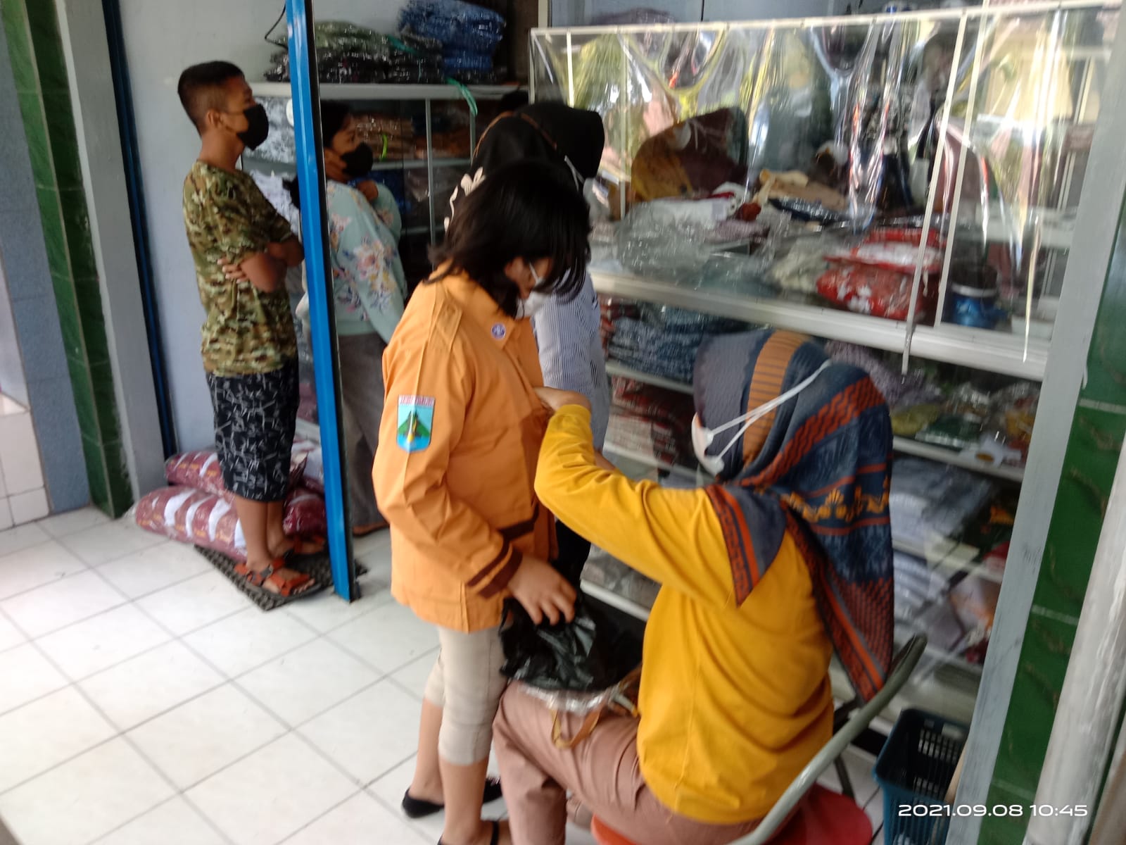 Warga antri membeli seragam di pusat seragam yang berada di Jalan Basuki Rahmad, Tulungagung.