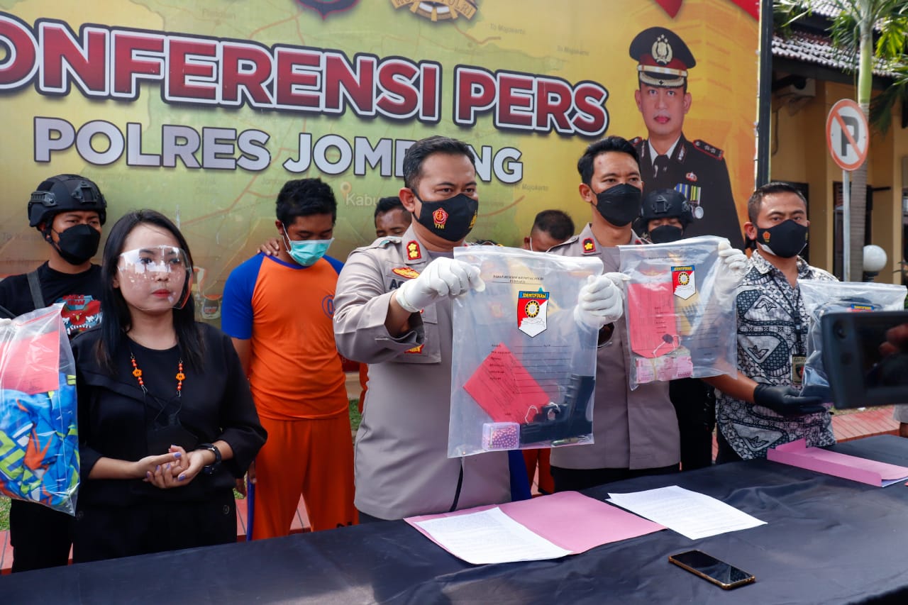 Kapolres Jombang AKBP Agung Setyo Nugroho menunjukkan barang bukti saat jumpa pers di halaman Mapolres Jombang.