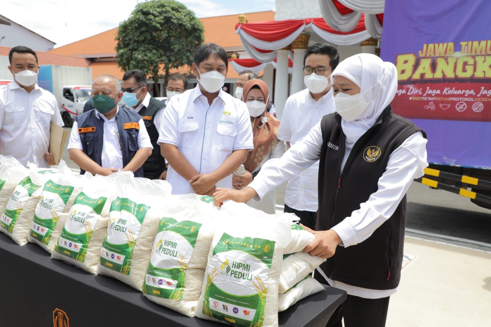 Suasana penyerahan bantuan 25 ton beras dari BPD HIPMI Jatim kepada Gubernur Khofifah Indar Parawansa.