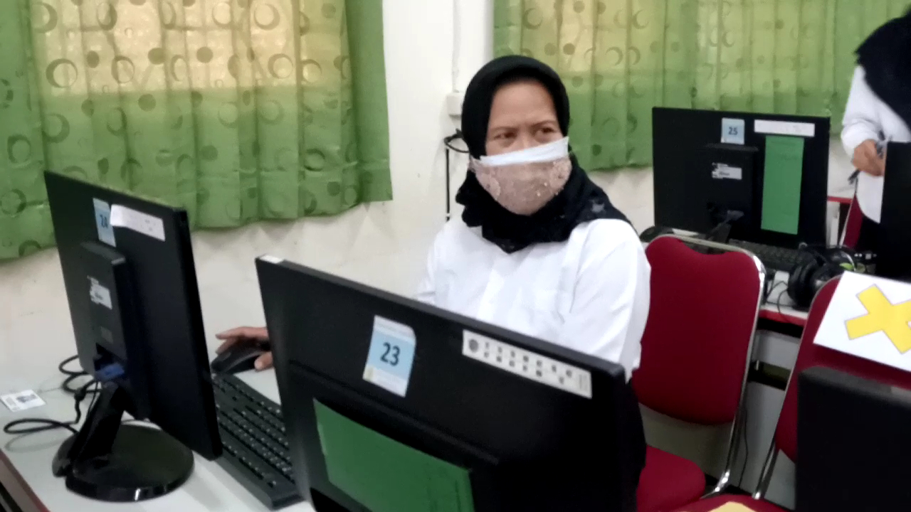 Peserta tes P3K tertua, Pujiati saat ikuti tes P3K.