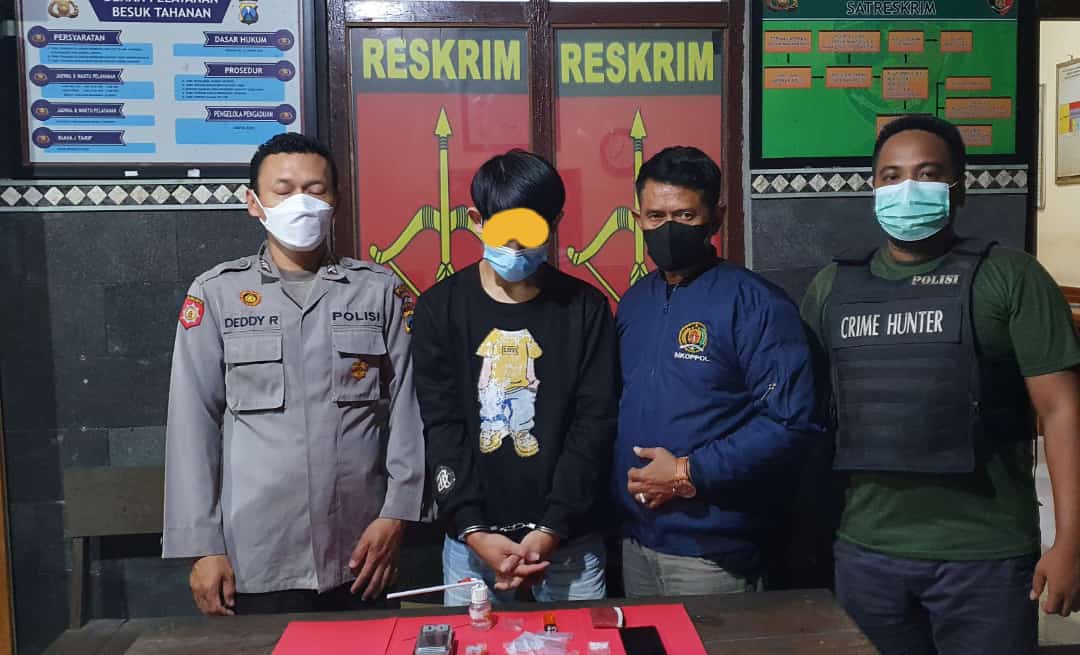 Pengedar Narkoba diapit Kapolsek Mojowarno AKP Yogas.