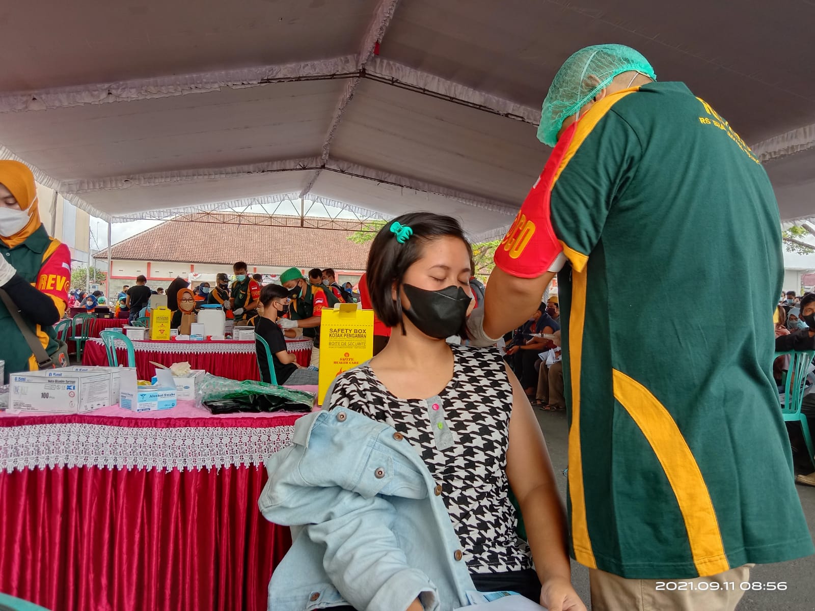 Serbuan vaksin di GOR Lembupeteng Tulungagung.