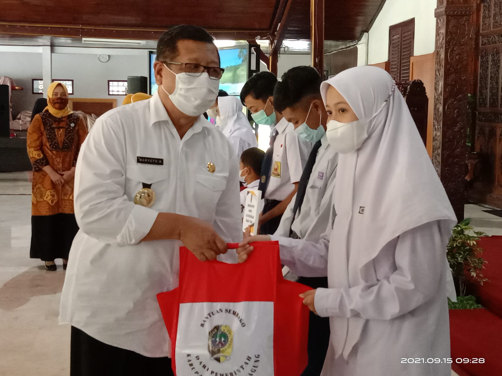 Pemberian bantuan pada anak yang menjadi yatim/yatim piatu akibat orang tuanya meninggal akibat Covid-19.