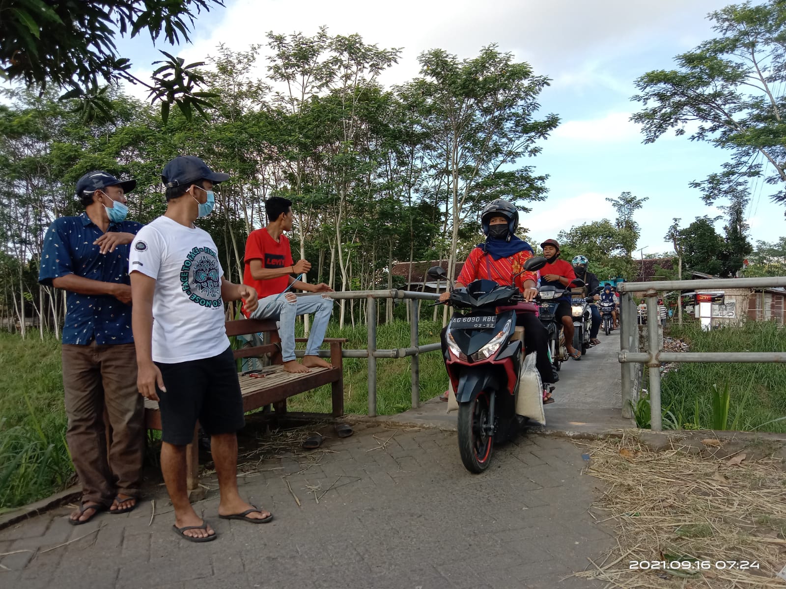 Antre, warga bergantian melewati jembatan Gendingan - Sukowiyono.