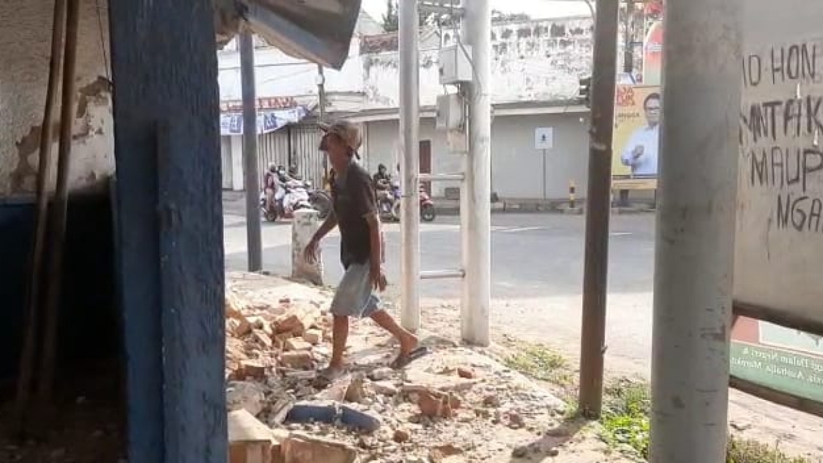 Seorang pekerja saat melintas di reruntuhan bangunan gendut GNI di Kecamatan Ambulu Jember.