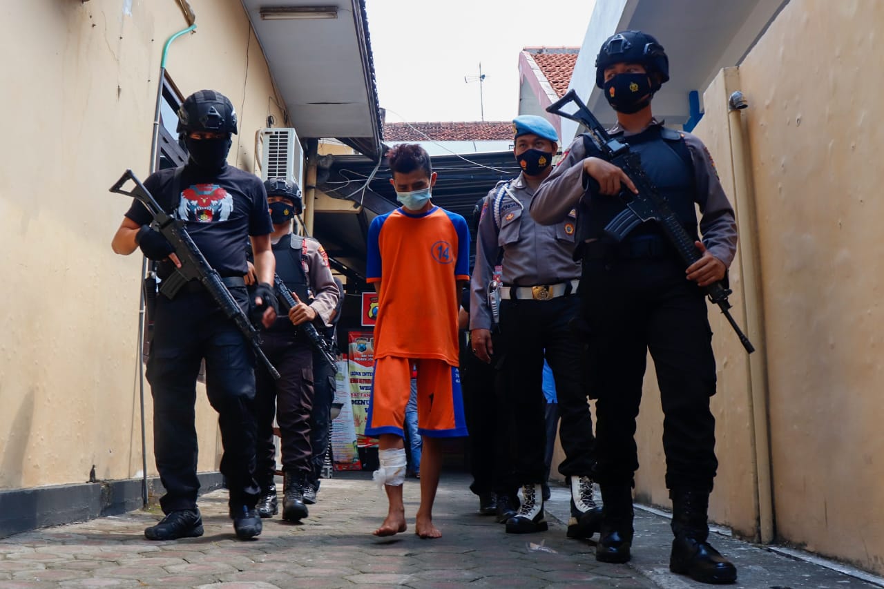 Tersangka Moch Jinar Ridwan saat digiring petugas kepolisian