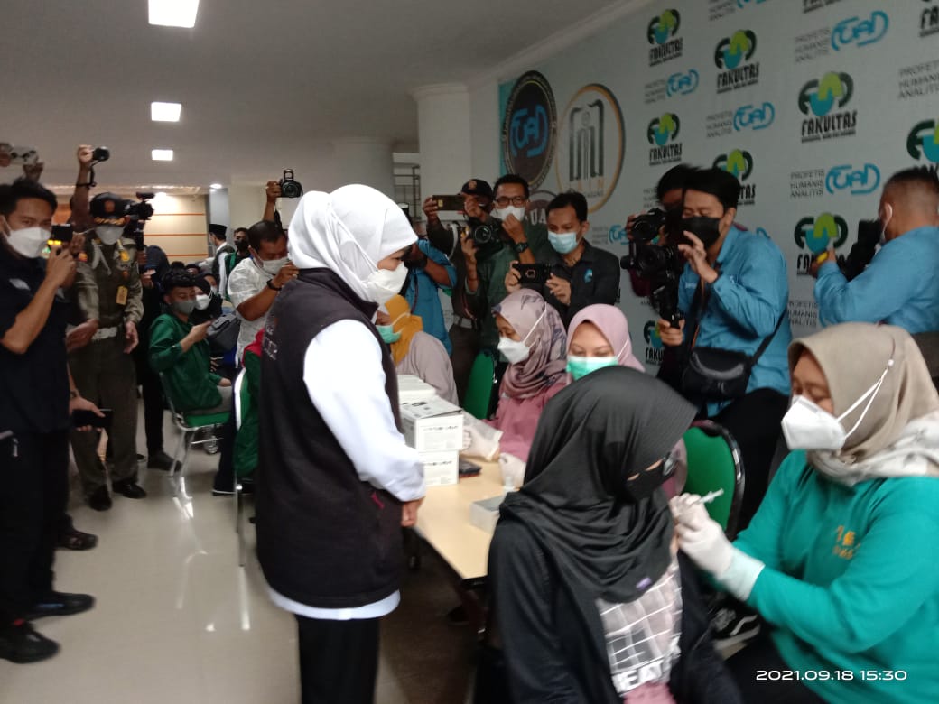 Gubernur Jawa Timur Kofiffah Indar Parawansa saat meninjau percepatan vaksinasi di UIN SATU Tulungagung.