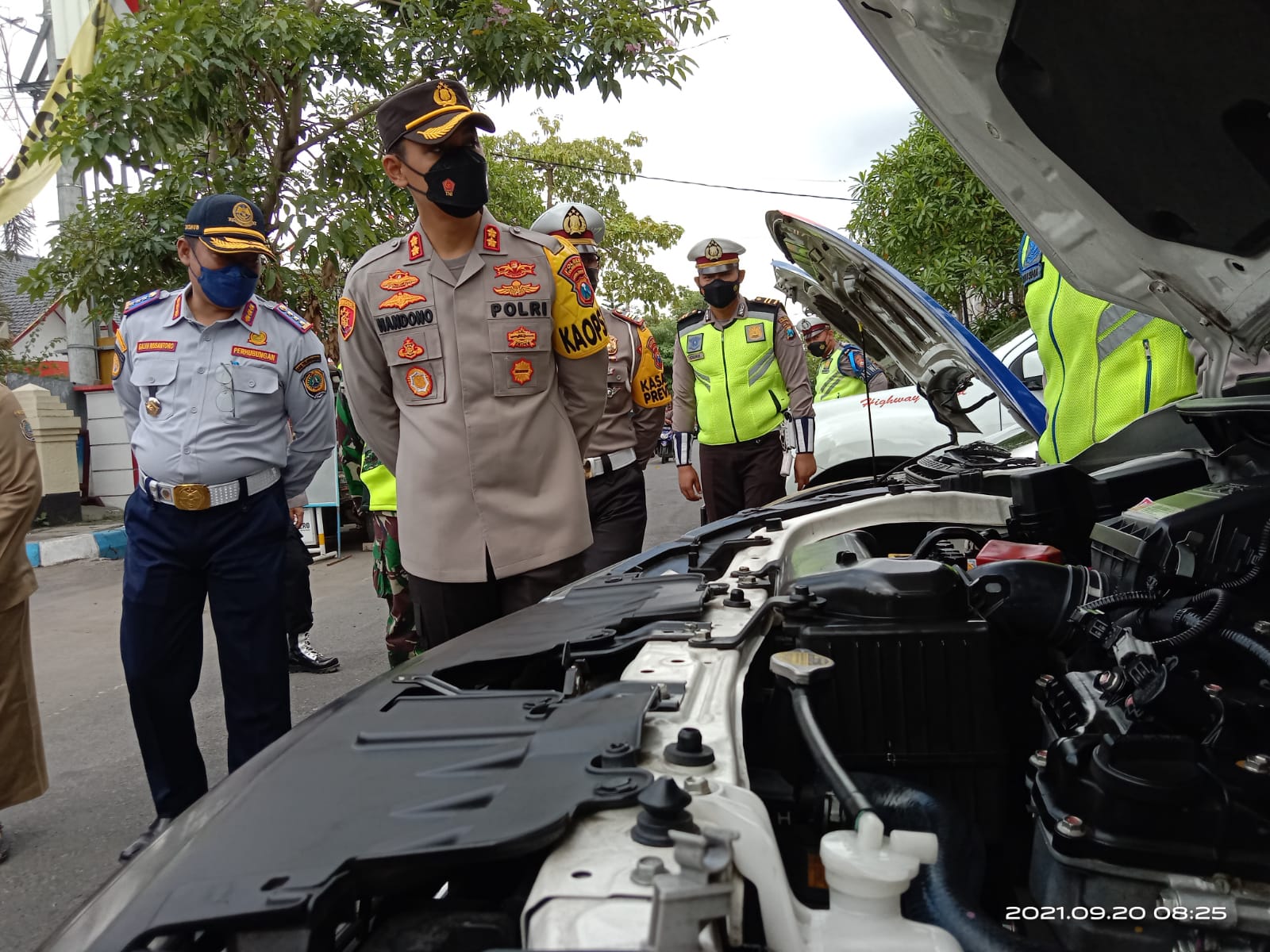 Kapolres melihat kesiapan pasukan dalam apel gelar pasukan operasi Patuh Semeru 2021.