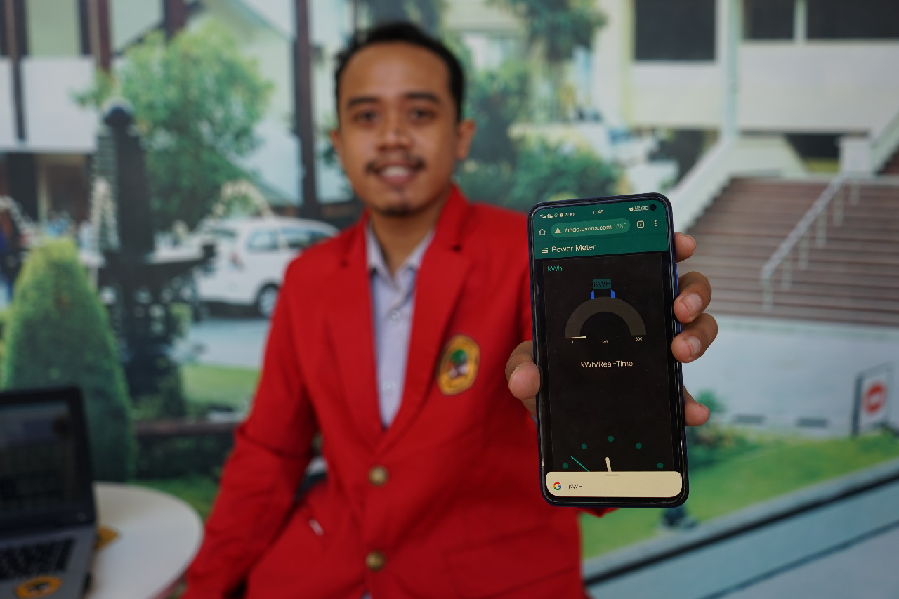 Mahasiswa prodi Teknik Informatika Fakultas Teknik Untag Surabaya, Trio Bekti Imansah saat menunjukkan pengendali dan pemantauan suatu perangkat.
