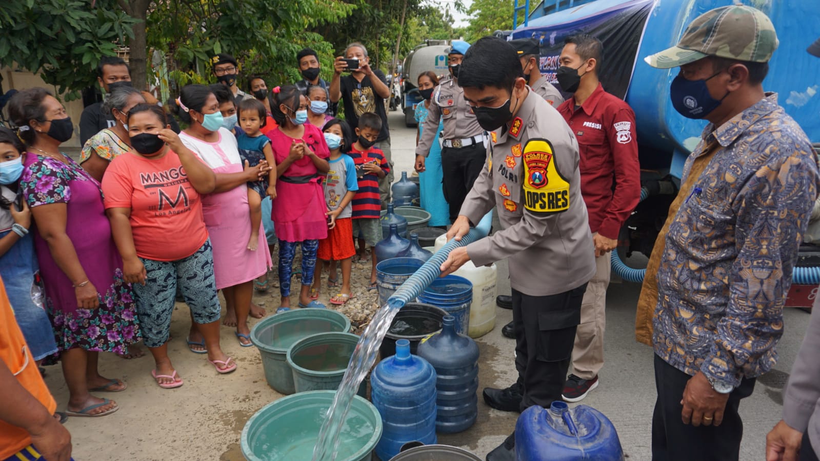 Suasana penyaluran bantuan air bersih dari Polresta Mojokerto kepada warga Dusun/Desa Banyulegi, Kec Dawar Blandong.