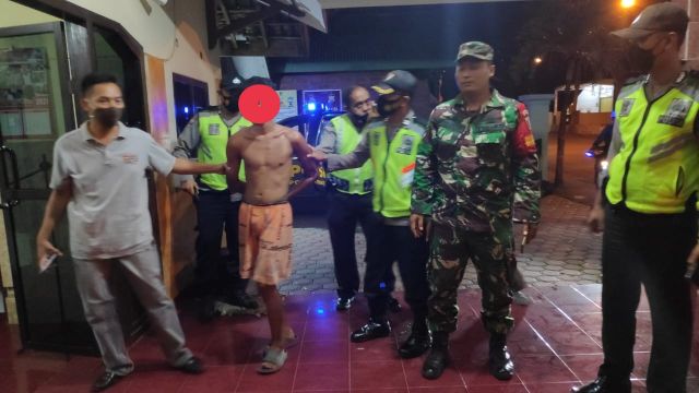 Begi Nurjianto diamankan petugas usai membacok pasutri tetangganya di Tulungagung.