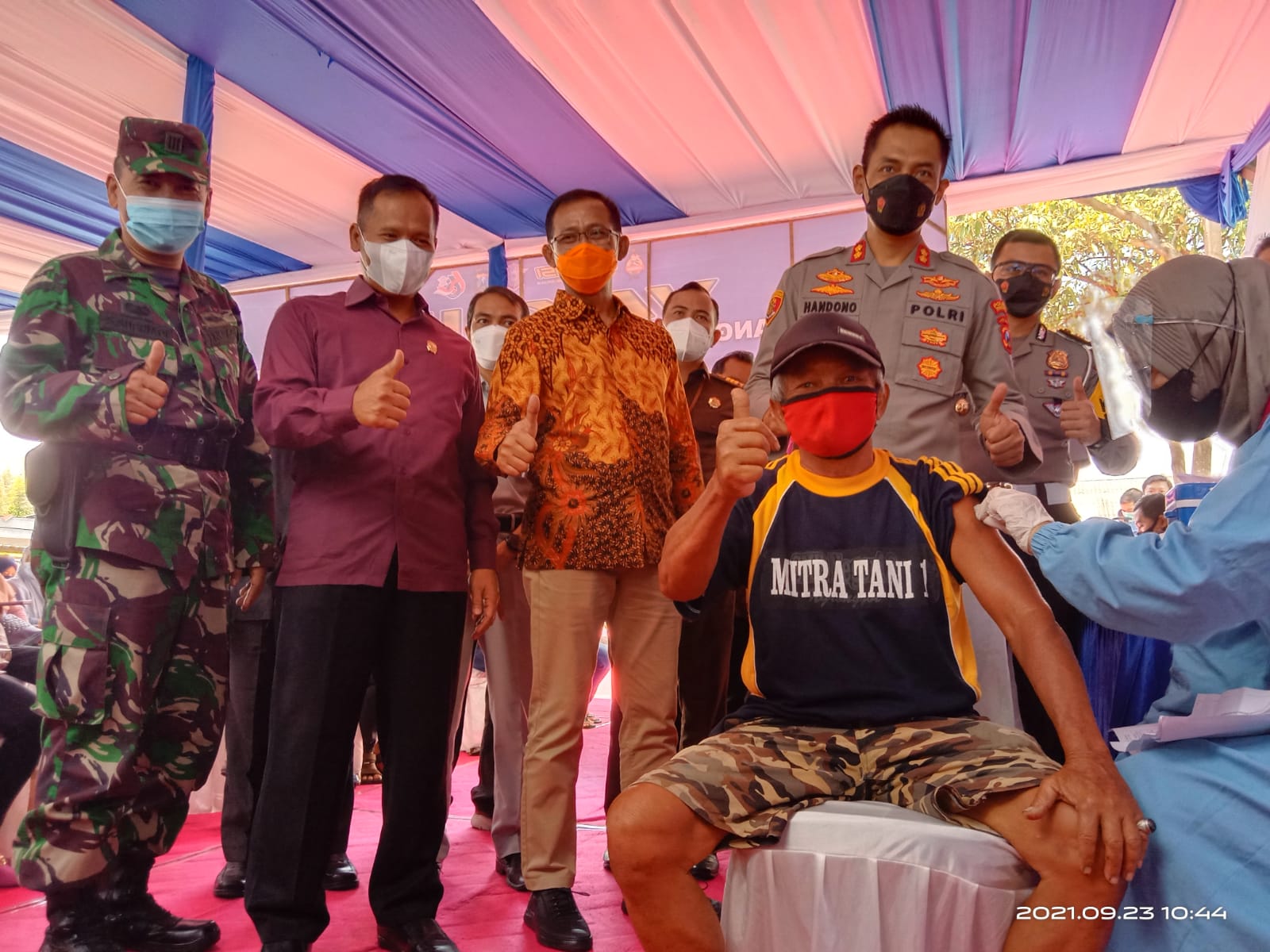 Kapolres dan Forkopimda memantau vaksinasi tuna wisma di Samsat Tulungagung.