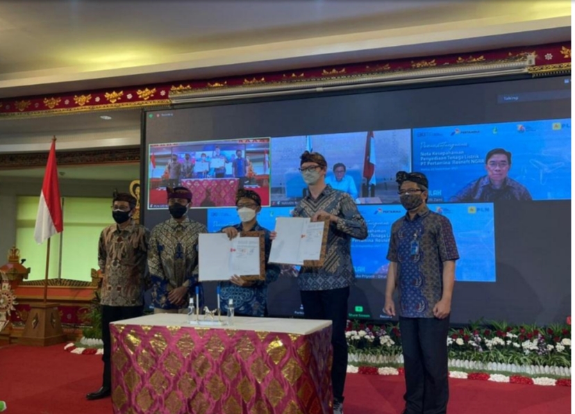 Para pihak menunjukan nota kesepahaman yang telah di tanda tangani