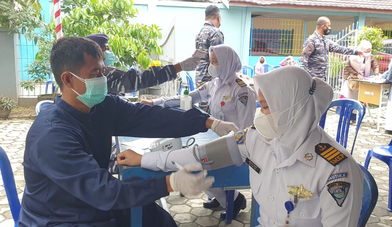 Suasana vaksinasi Covid-19 pelajar serta warga yang tinggal di sekitaran Balai Pengobatan (BP) Lanal Banjarmasin.