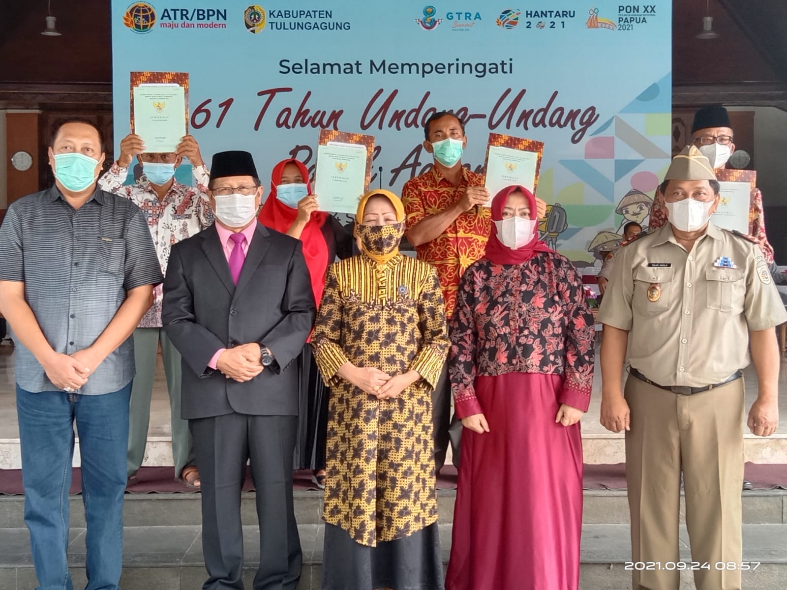 Bupati Tulungagung, Maryoto Birowo (2 dari kiri) dan Kepala ATR/BPN Tulungagung (kanan) berfoto bersama setelah penyerahan secara simbolis sertifikat pada masyarakat.