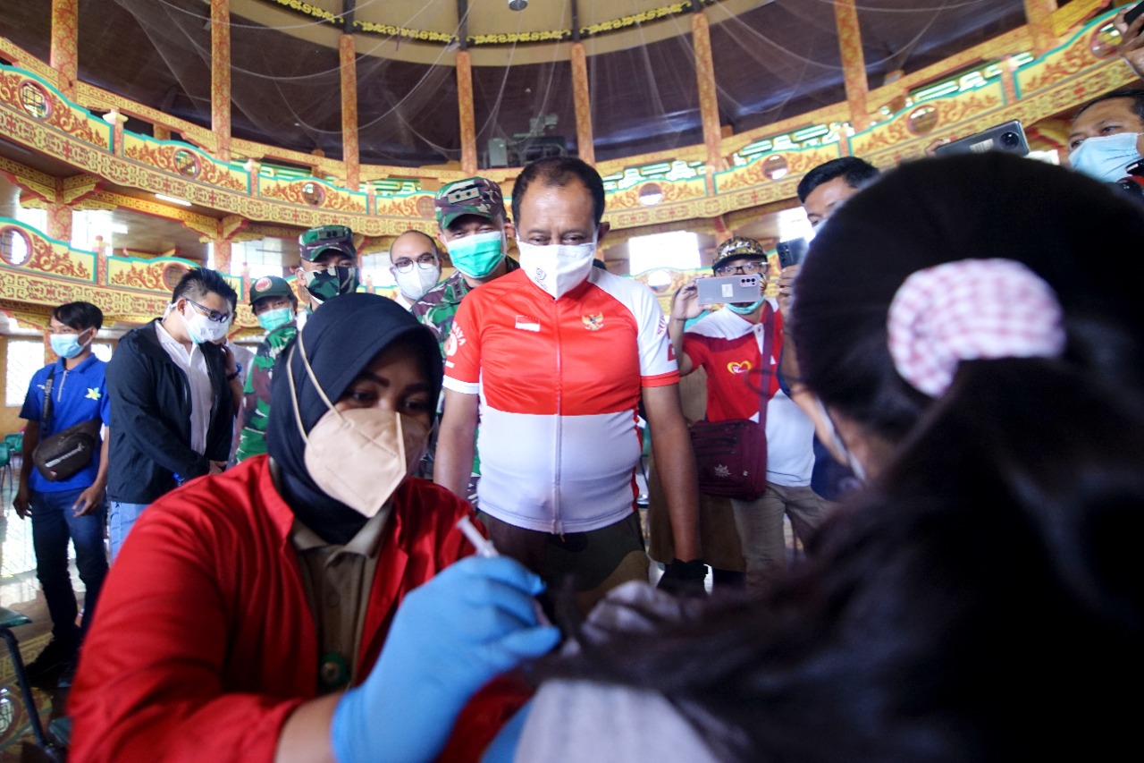 Suasana vaksinasi yang diselenggarakan Danone Indonesia, Toko Makmur Surabaya dan Kodam V Brawijaya.