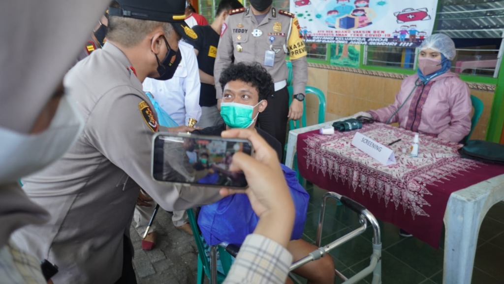 Kapolrestabes tinjau sebuan vaksinasi di RW 10 Margorukun Surabaya.