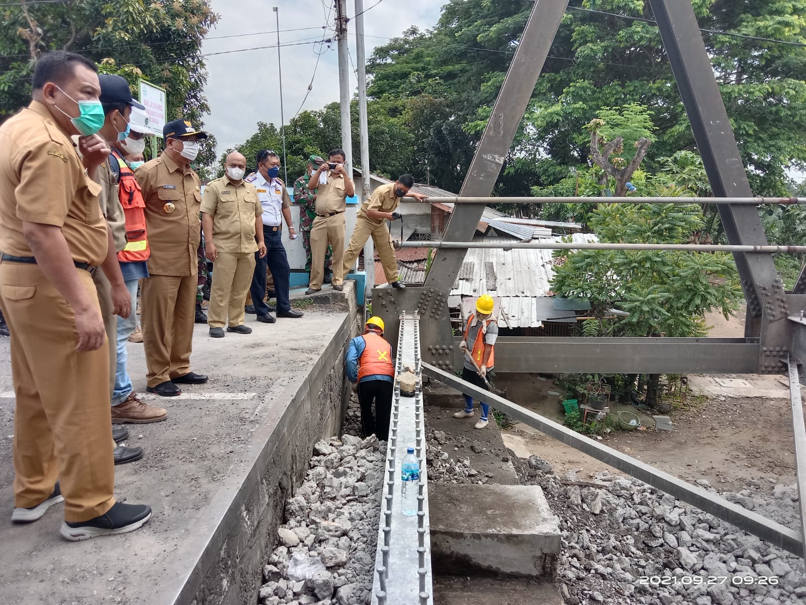 Bupati Tulungagung Maryoto Birowo (masker putih) saat melihat pengerjaan perbaikan jembatan Karangrejo.