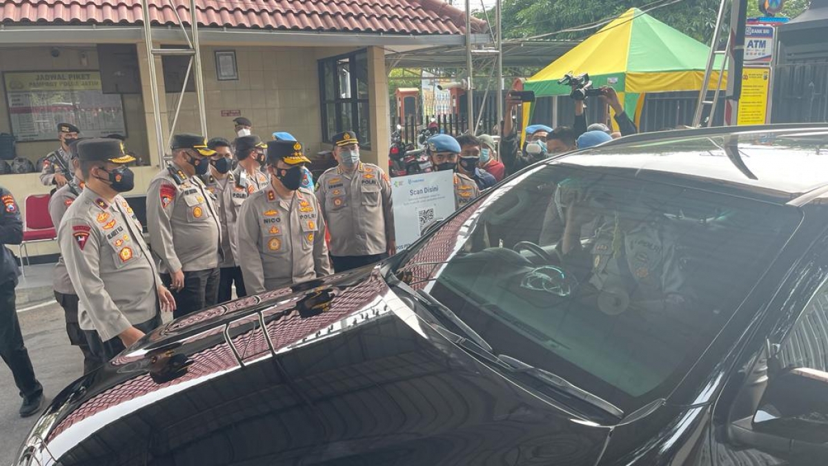Kapolda Jatim cek aplikasi pedulilindungi. (Memonews)