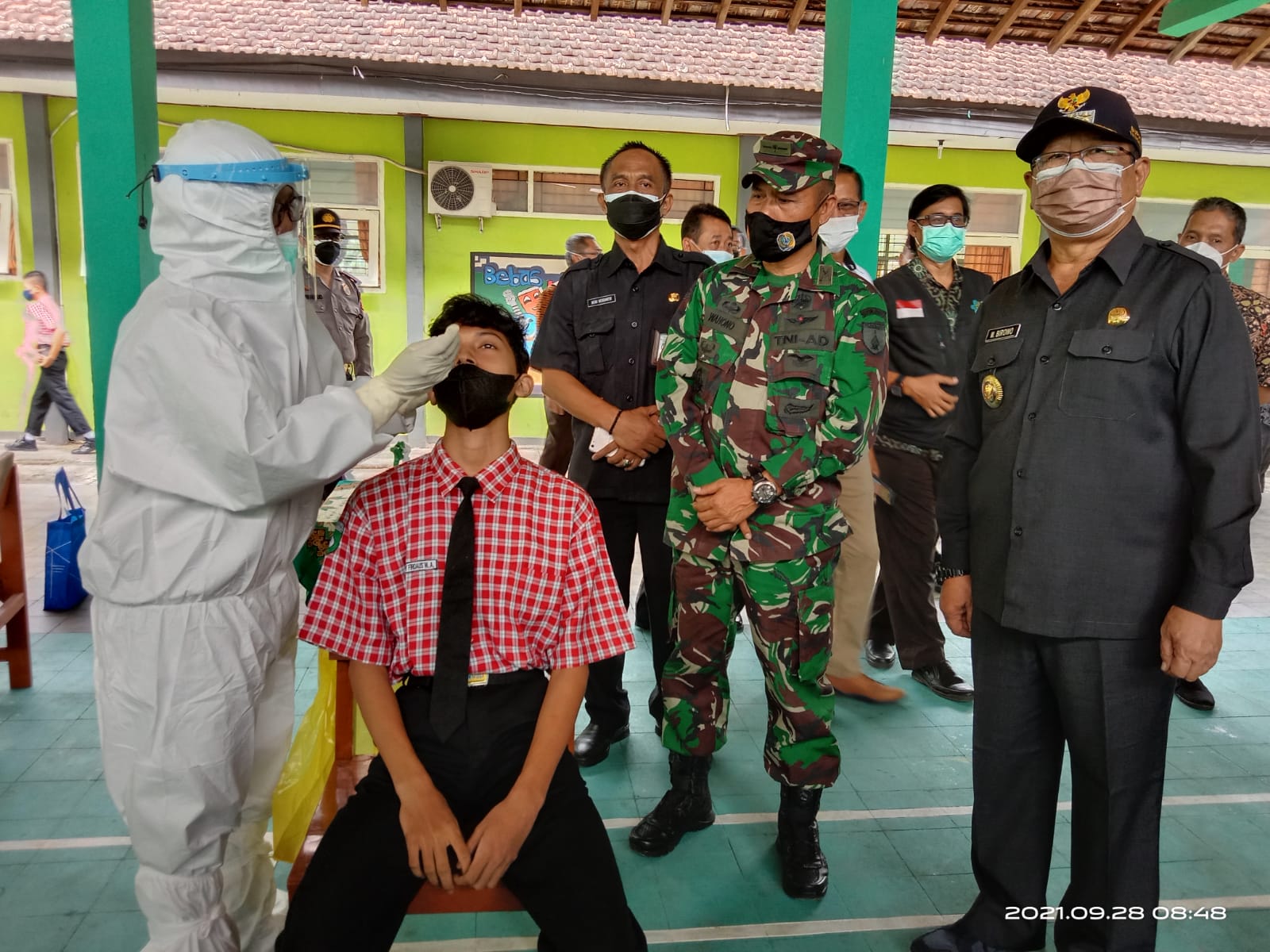 Bupati saat melihat pelaksanaan sampling swab antigen siswa di sekolah.