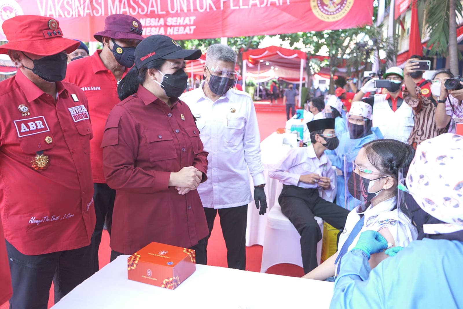 Ketua DPR RI Puan Maharani meninjau vaksinasi pelajar di SMKN 1 Cibinong.