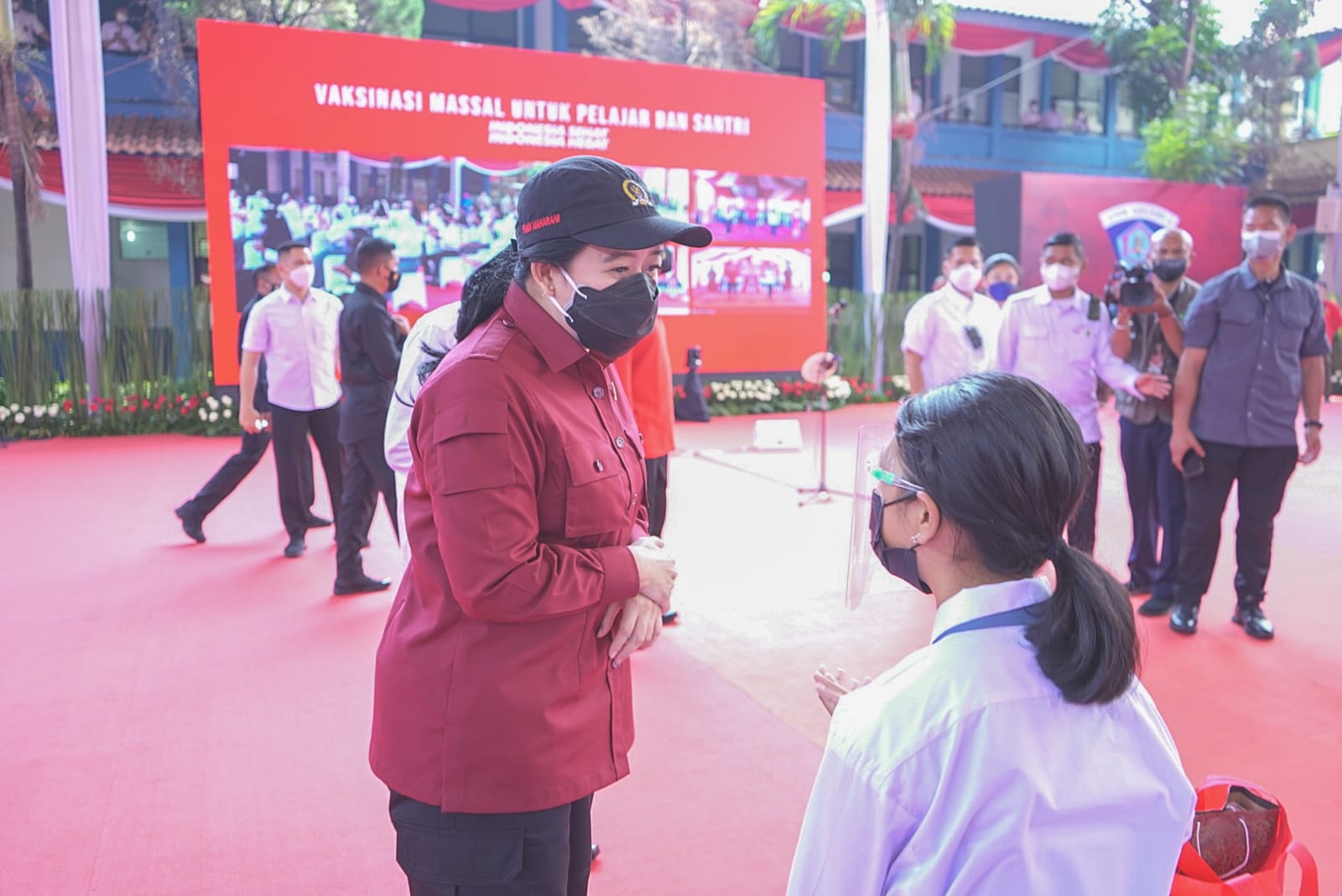 Ketua DPR RI Puan Maharani saat berdialog dengan pelajar peserta vaksinasi massal.