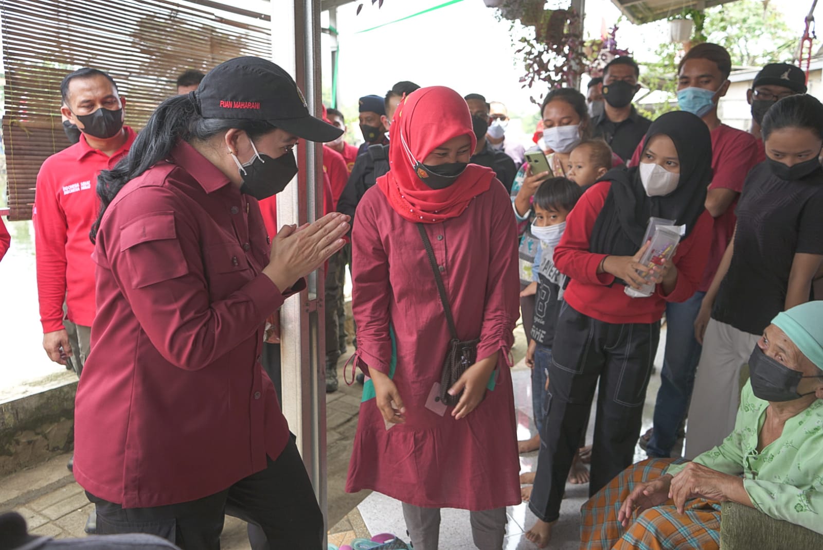 Ketua DPR RI Puan Maharani meninjau vaksinasi door to door yang diselenggarakan oleh Badan Intelijen Negara (BIN) di RW 11, Kelurahan Karadenan, Kecamatan Cibinong, Kabupaten Bogor, Jawa Barat, Rabu (29/9/2021).