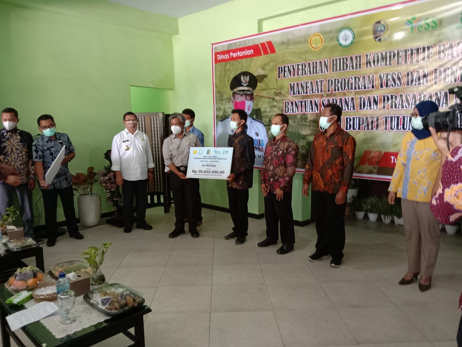 Penyerahan bantuan YESS secara simbolis.