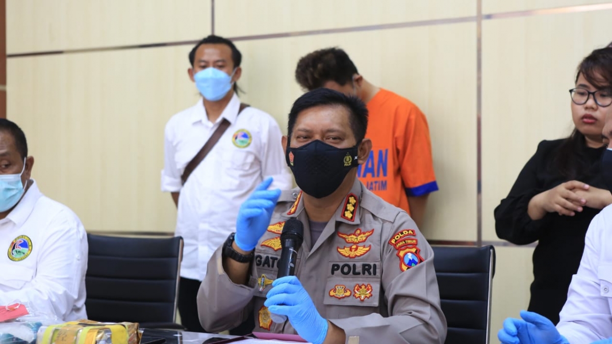 Kabid Humas Polda Jatim menunjukkan barang bukti di Polda Jatim.