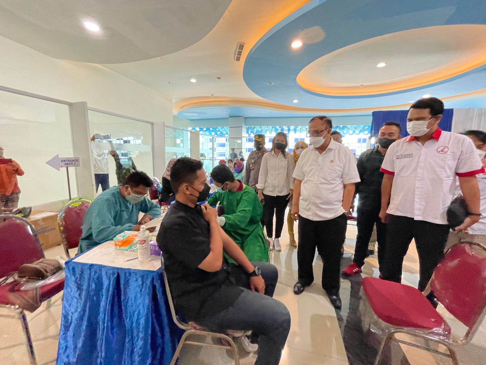 Kegiatan vaksinasi Covid-19 ini diselenggarakan bersama Seknas Jokowi dan Jaringan Kemandirian Nasional, di Gapura Surya Nusantara, Minggu (3/10/2021). 