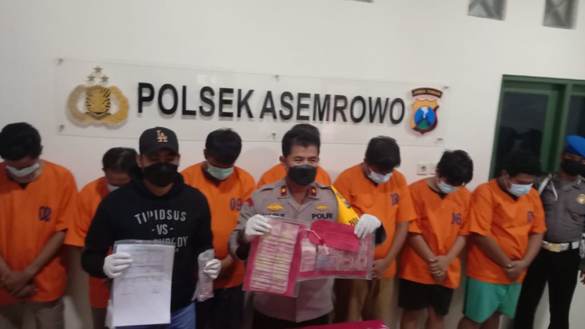 Kapolsek Asemrowo dan Kanitreskrim menunjukkan 7 tersangka beserta barang bukti.
