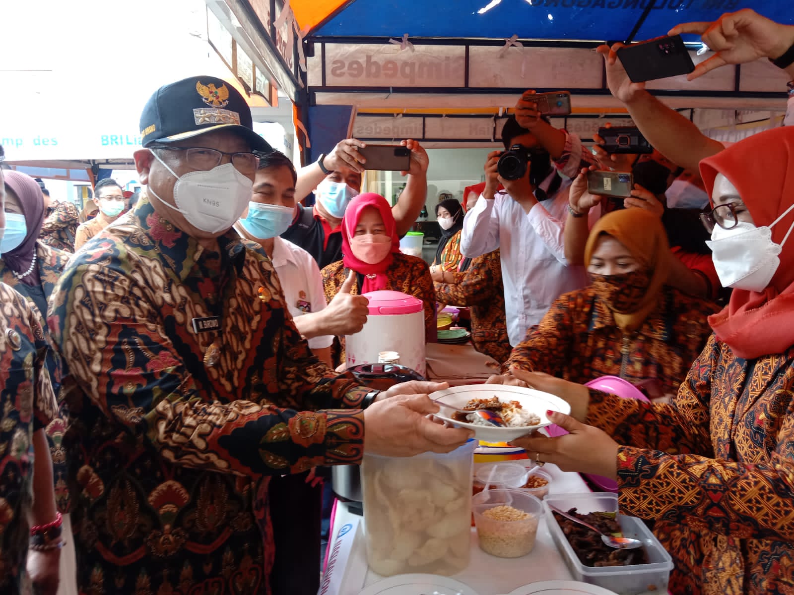 Bupati Tulungagung, Maryoto Birowo saat menjajal menu warung ikhlas.