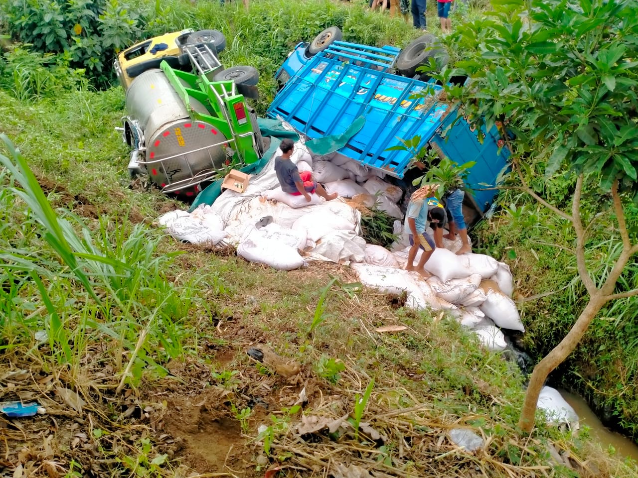 Kedua truk masuk parit di Desa Karanganom, Kauman.