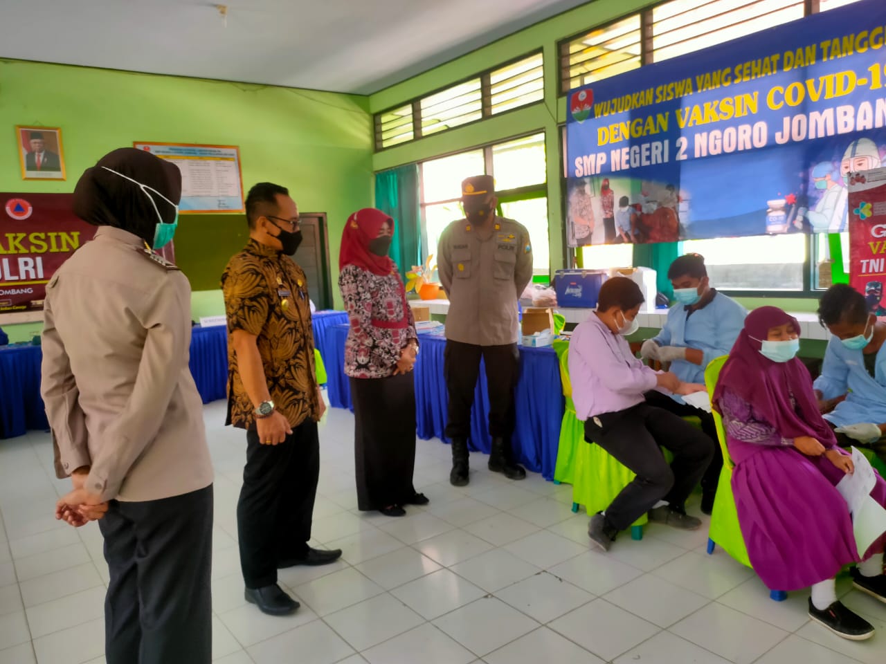 Kapolres Jombang AKBP Agung Setyo Nugroho bersama pembina Komite SMP Negeri 2 Ngoro Jombang, memantau pelaksanaan vaksinasi bagi siswa