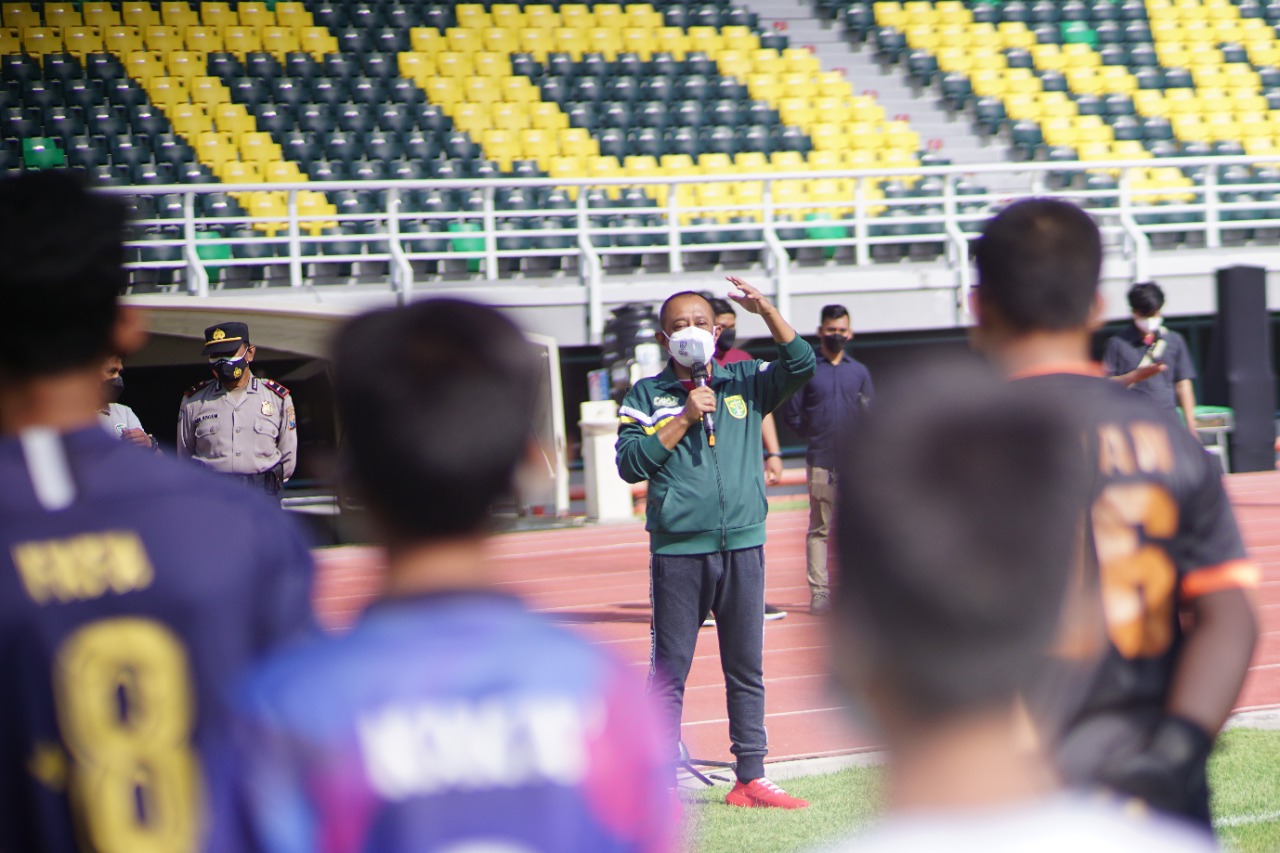 Wakil walikota Surabaya Armuji yang turut memantau proses seleksi di Gelora Bung Tomo pada Minggu (10/10/2021).
