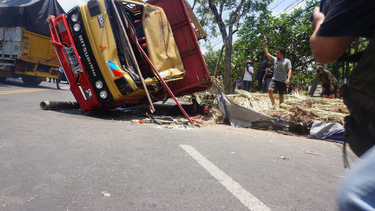 Evakuasi korban dari bawah bak tebu.