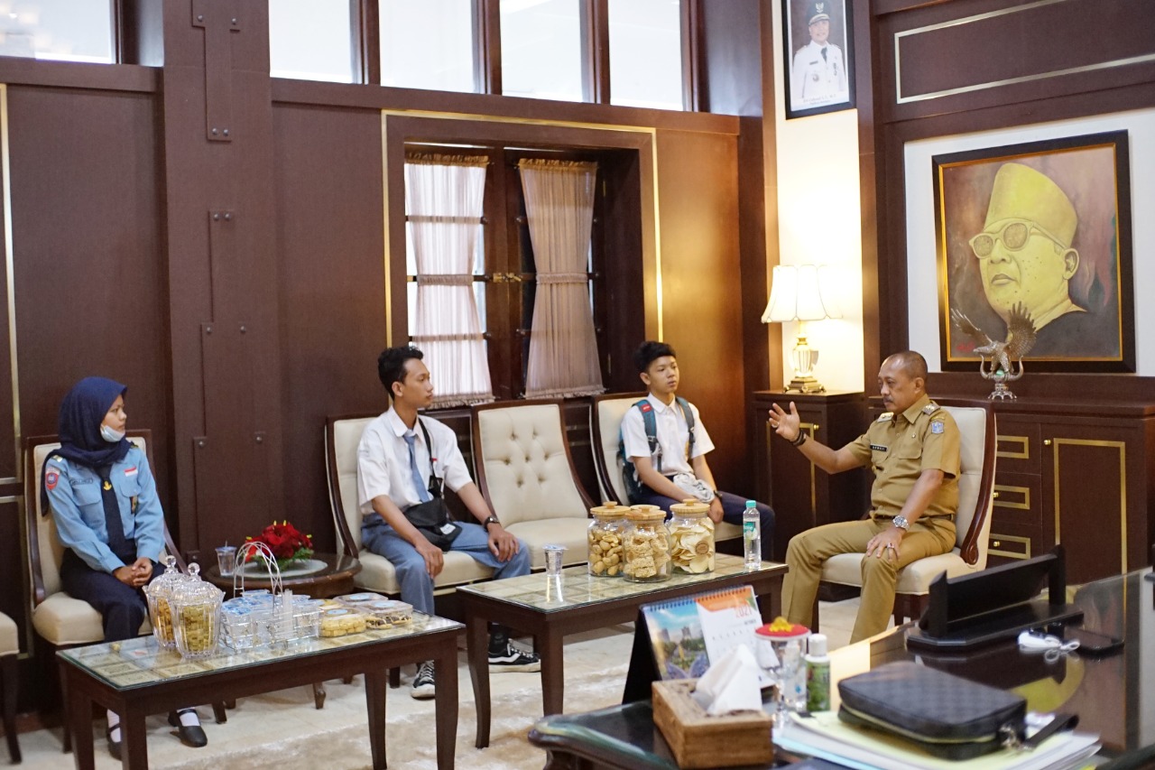 Wawali Surabaya Armuji saat menemui empat siswa-siswi SMA/SMK.